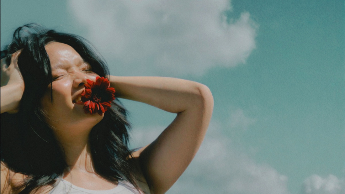 Itchy Scalp in Spring? Why Pollen Season Can Trigger Itch, Flakes and Scalp Reactivity