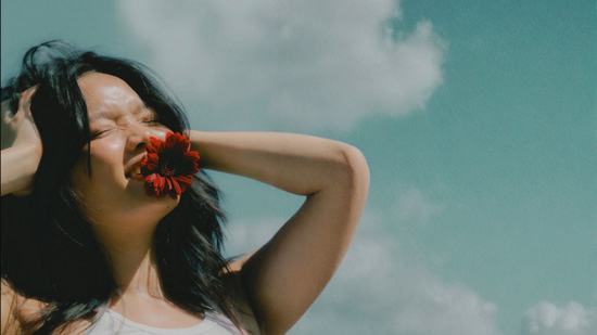Itchy Scalp in Spring? Why Pollen Season Can Trigger Itch, Flakes and Scalp Reactivity